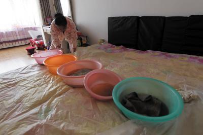 开平楼上漏水，住户失联，小区没物管，业主维权难！律师来支招……
